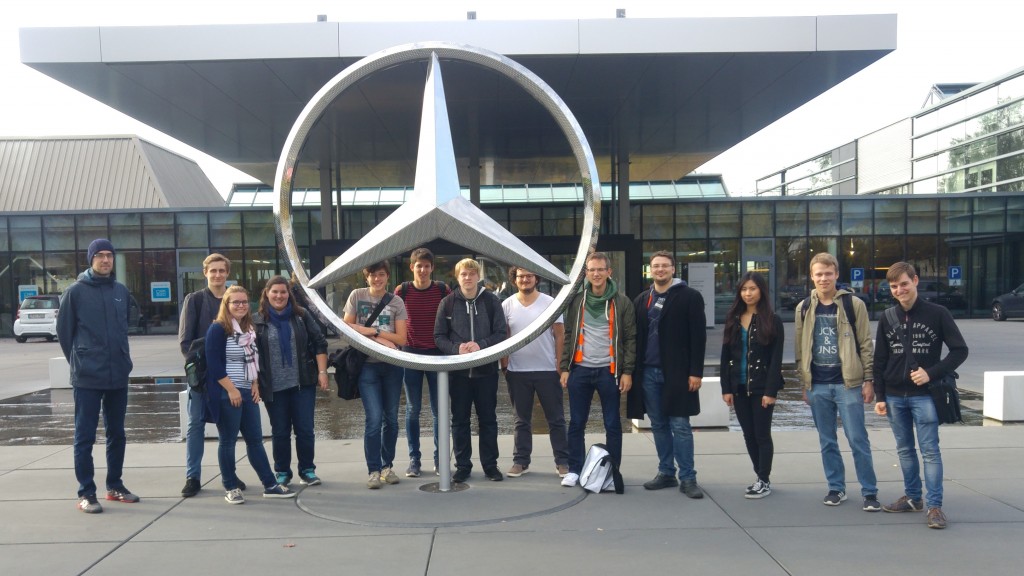 Gruppenbild vor dem Mercedes-Benz Werk in Sindelfingen